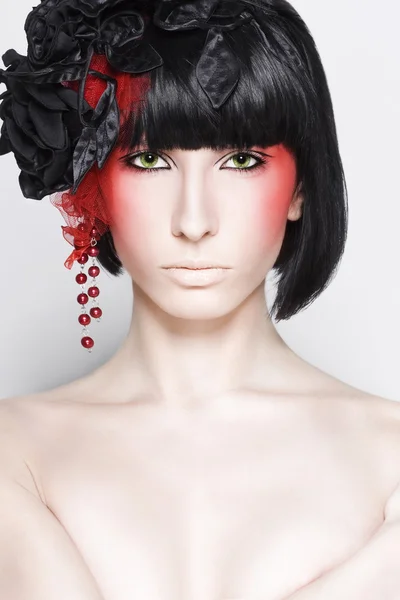 Fekete hajú fiatal nő portré egy eredeti színű make-up, stúdió felvétel — Stock Fotó