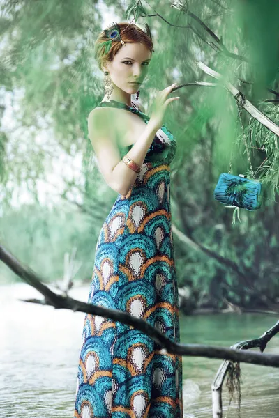 Fata într-o rochie de vară în lemn — Fotografie, imagine de stoc