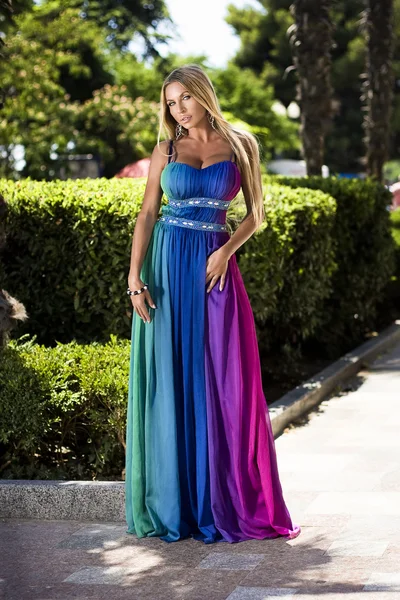 Damen i en färg klänning — Stockfoto