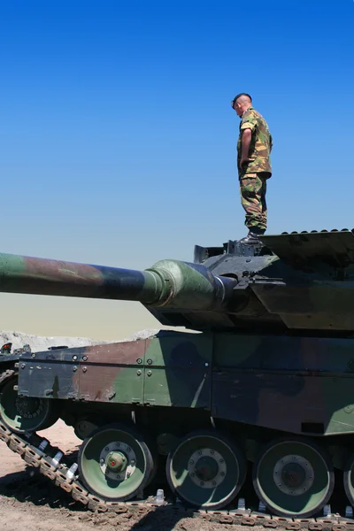 Żołnierz na nowoczesny czołg — Zdjęcie stockowe