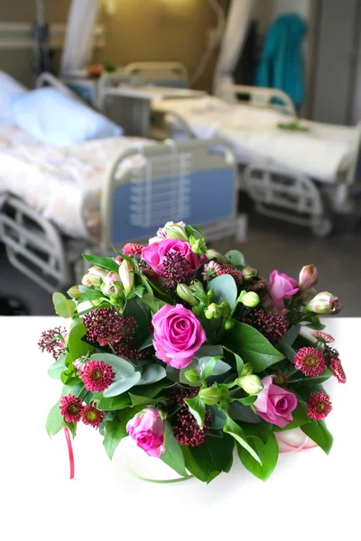 Bouquet in camera d'ospedale — Foto Stock