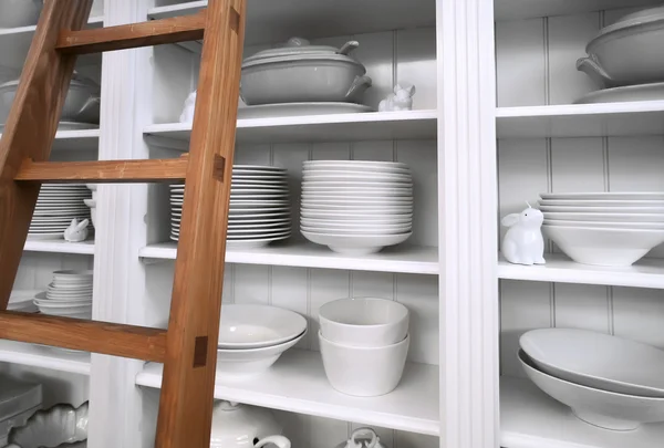 Домашний шкаф с посудой — стоковое фото