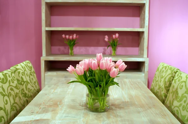 Tulipánok a belső — Stock Fotó
