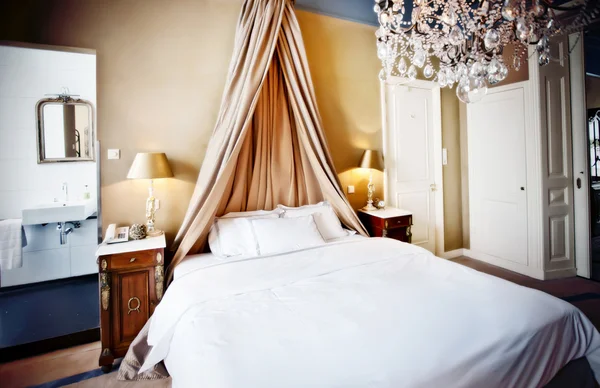 럭셔리 호텔 침대 — 스톡 사진