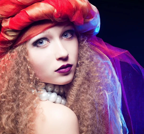 Beautiful young girl with curly hair and a turban. Creative Portrait — Stock Photo, Image