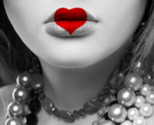 Portrait créatif d'une belle jeune fille avec un cœur peint sur les lèvres — Photo