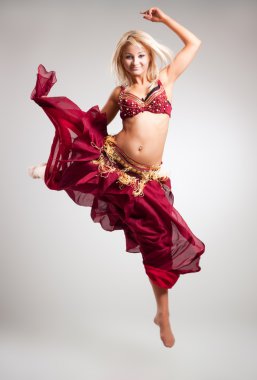 güzel genç belly dancer, üzerinde beyaz izole