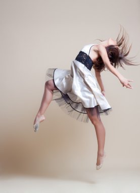 Beyaz stüdyo arka dans modern bale dansçısı