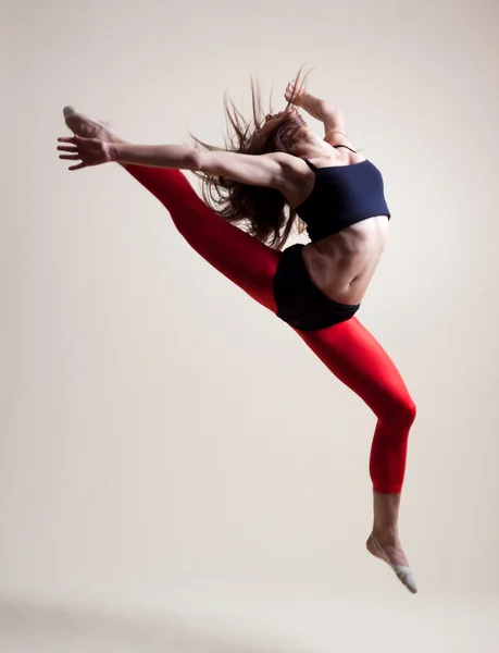 Modern balett-táncos táncol a fehér stúdió háttere — Stock Fotó