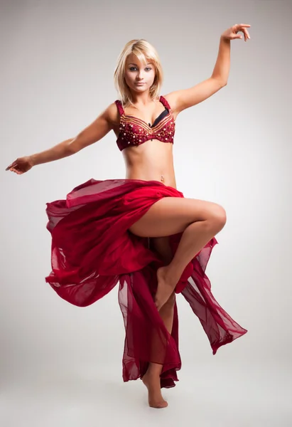 Güzel genç belly dancer, üzerinde beyaz izole — Stok fotoğraf