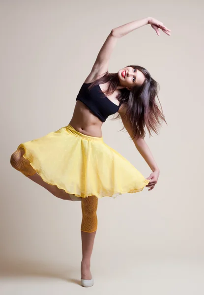 Moderne Balletttänzerin tanzt auf weißem Studiohintergrund — Stockfoto