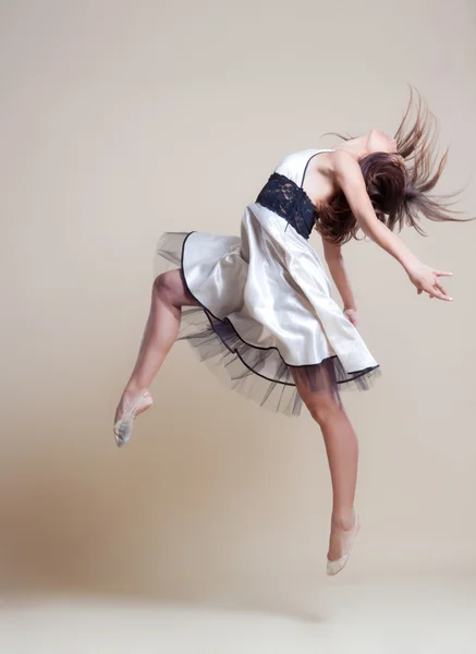 Dançarina de balé moderna dançando no fundo do estúdio branco — Fotografia de Stock
