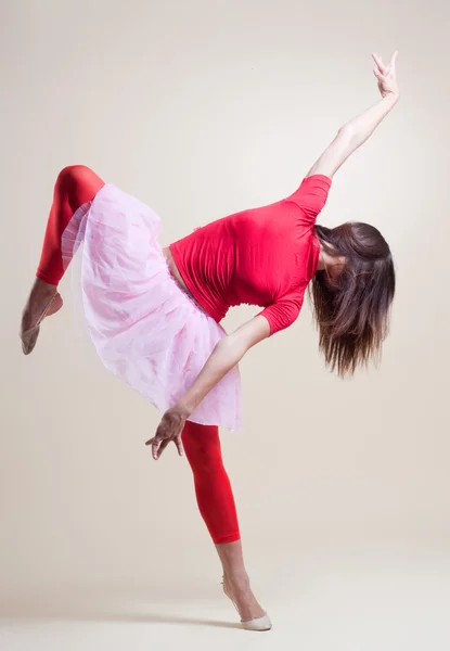 Bailarina de ballet moderna bailando sobre el fondo blanco del estudio —  Fotos de Stock