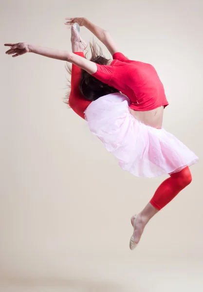 Danse de ballet moderne sur fond de studio blanc — Photo