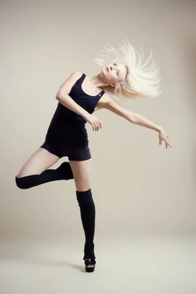 Dançarina de balé moderna dançando no fundo do estúdio branco — Fotografia de Stock