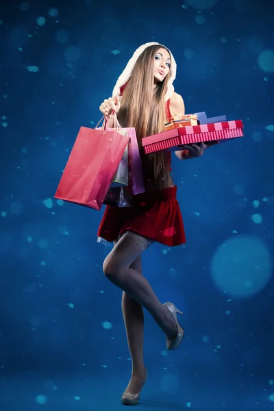 Mooie jonge vrouw in kerstman kleding — Stockfoto