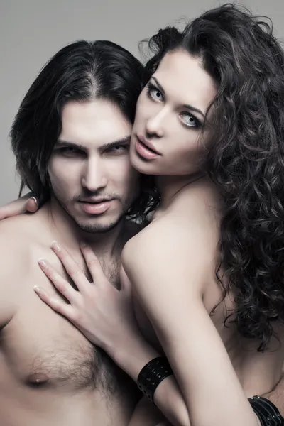 Гламурный портрет пары влюбленных вампиров — стоковое фото
