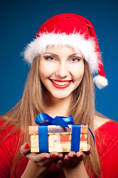 Mooie jonge vrouw in kerstman kleding — Stockfoto