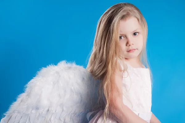Красивый портрет маленькой ангелочки — стоковое фото