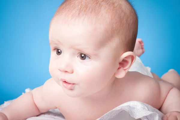 Mooie kleine baby jongen in studio. Close-up van portret — Stockfoto