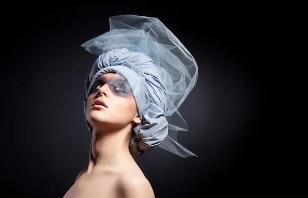 Retrato creativo de una hermosa chica con turbante —  Fotos de Stock