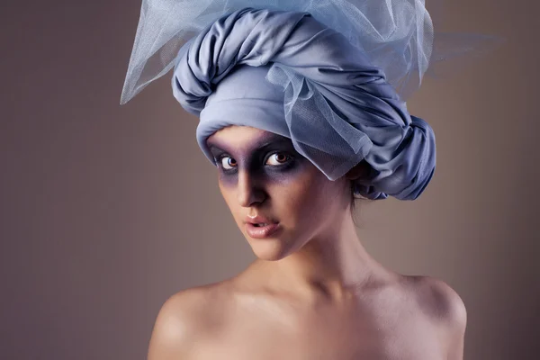 Kreativa porträtt av vacker flicka i en turban — Stockfoto
