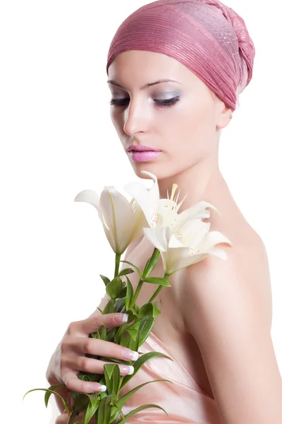 Красивый портрет молодой сексуальной женщины с цветком — стоковое фото