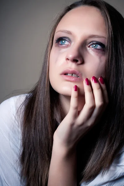 Płacz młoda dziewczyna na białym tle — Zdjęcie stockowe