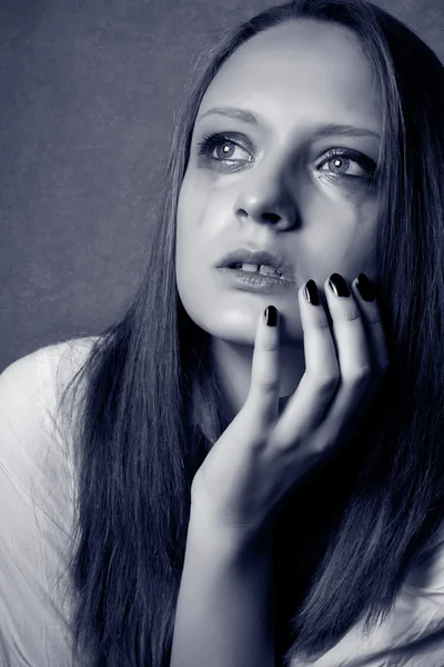 Плачущая молодая девушка изолирована, монохромное фото — стоковое фото