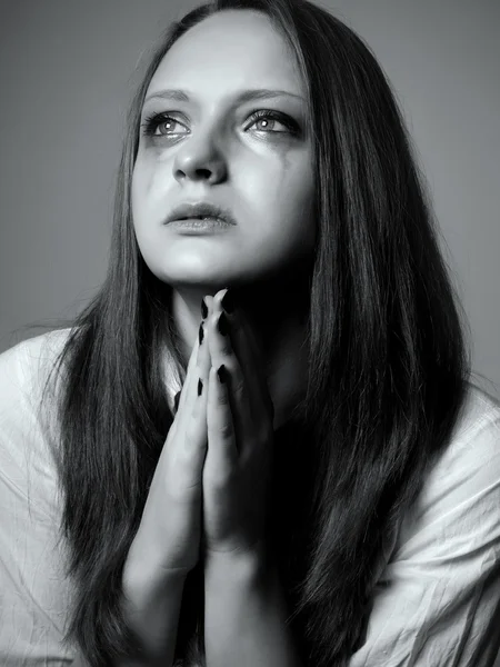 Gråtande flicka isolerade, svartvit Foto — Stockfoto