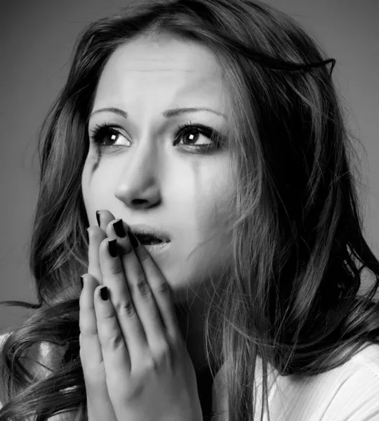 Плачущая молодая девушка изолирована, монохромное фото — стоковое фото