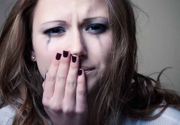 Weinendes junges Mädchen isoliert — Stockfoto