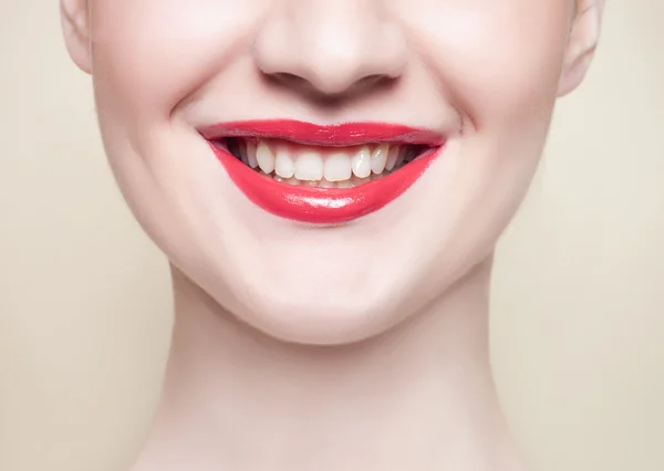 Rote Lippen, Porträt in Großaufnahme — Stockfoto