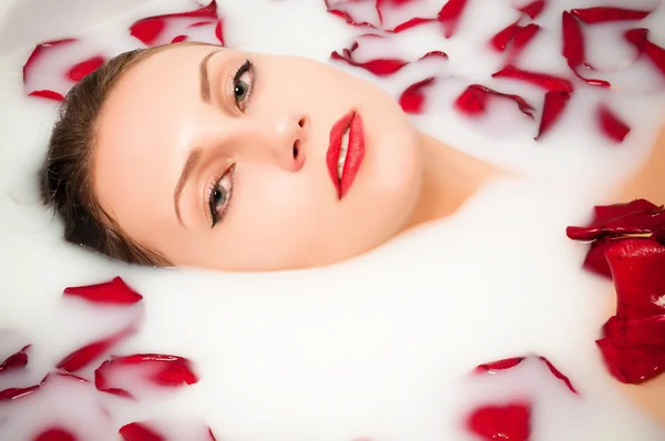 Mleko i róż, portret seksowny zbliżenie — Zdjęcie stockowe