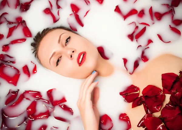 Leche y rosas, retrato de primer plano glamuroso — Foto de Stock