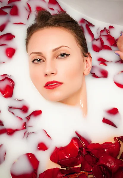 Mjölk och rosor, glamour närbild porträtt — Stockfoto