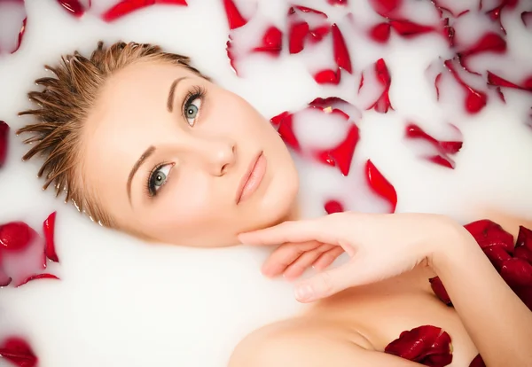 Leite e rosas, glamour close-up retrato — Fotografia de Stock