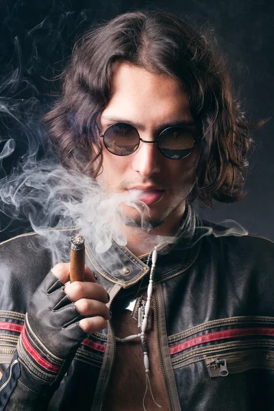 Rocker met een sigaar — Stockfoto