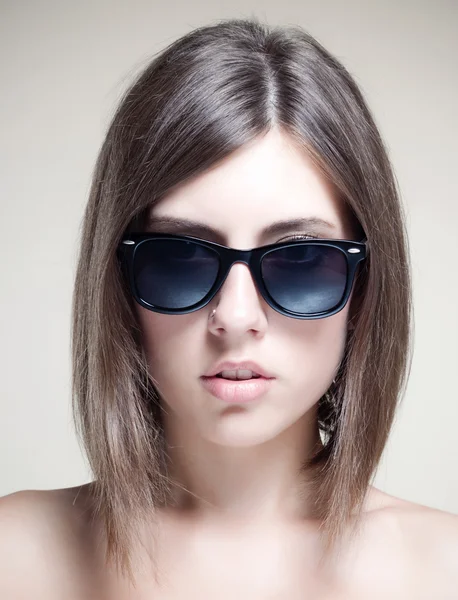 Güzel ve güneş gözlüklü kız moda — Stok fotoğraf