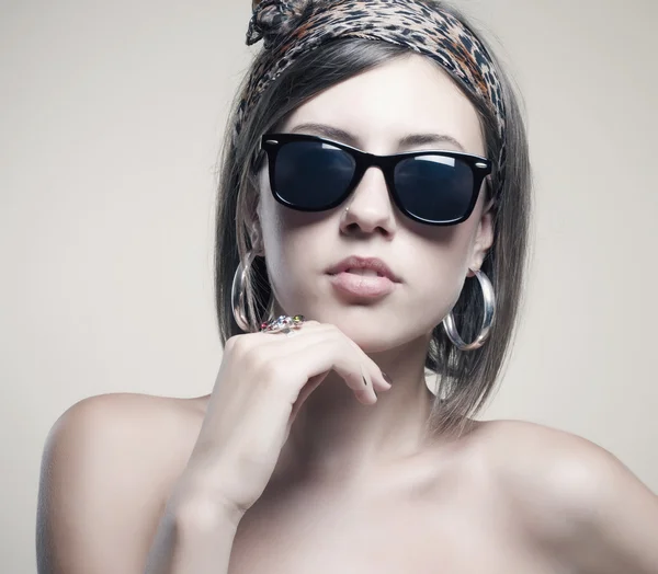 Schöne und modische Mädchen mit Sonnenbrille — Stockfoto