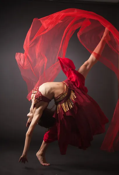 Hermosa joven bailarina del vientre, ballet moderno — Foto de Stock