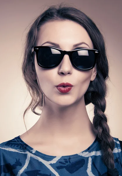 Vackra och mode flicka i solglasögon — Stockfoto