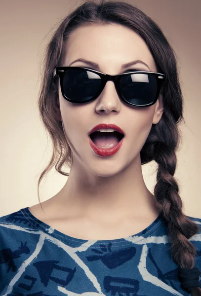 Красива і модна дівчина в сонцезахисних окулярах — стокове фото