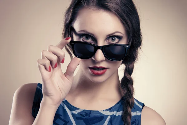 Güzel ve güneş gözlüklü kız moda — Stok fotoğraf