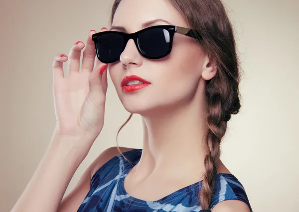 선글라스에 아름 다운 패션 소녀 — 스톡 사진