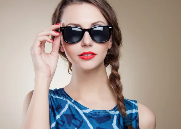 Menina bonita e moda em óculos de sol — Fotografia de Stock