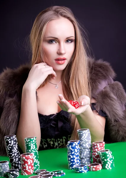 Sexy vrouw met spel chips — Stockfoto