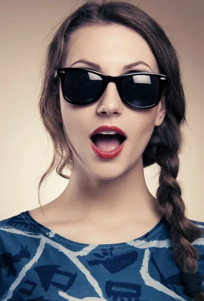 Красива і модна дівчина в сонцезахисних окулярах Стокова Картинка
