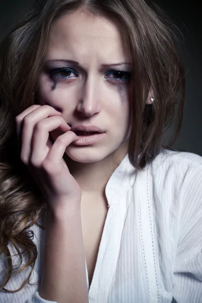 Płacz młoda dziewczyna na białym tle — Zdjęcie stockowe