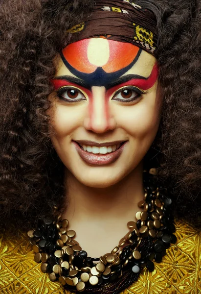 Hermosa mujer africana con maquillaje artístico —  Fotos de Stock